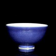 Cuenco de porcelana con esmalte azul 