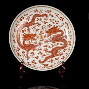 Plato de porcelana con esmalte rojo 