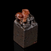 Nanhong agate seal ‘Dragon’, Qing dynasty