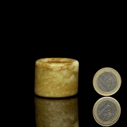 Anillo de arquero de jade tallado, cultura Liangzhu