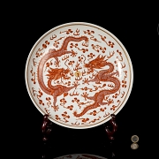 Plato de porcelana con esmalte rojo 