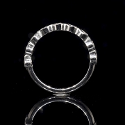 Media alianza de oro blanco de 18K con diamantes en talla corazón, 0.88 ct