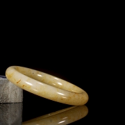 Esclava de jade blanco tallado, estilo Ming