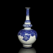 Blue and white porcelain bottle with floral motifs, Qing dynasty - 1