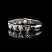 Media alianza de oro blanco de 18K con diamantes en talla corazón, 0.88 ct