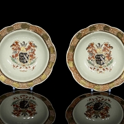 Pareja de platos de porcelana
