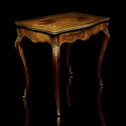 Mesa estilo Luis XV con marquetería, med. s.XX