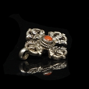 Antiguo colgante de plata con lapislázuli y coral, Tíbet