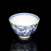 Taza de porcelana con vidriado azul y blanco