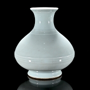 Vasija de porcelana con esmalte celadón, con marca Yongzheng