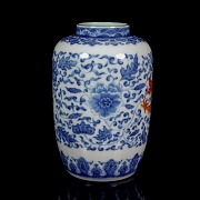 Glazed porcelain vase ‘Dragon’, with Qianlong seal