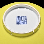 Gran cuenco de porcelana con esmalte amarillo, con marca Qianlong
