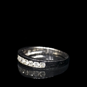 Media alianza en oro blanco de 18 kt con diamantes