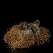 Máscara femenina Kifwebe con atuendo de rafia, Songye, R.D. del Congo, s.XX