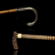 Dos bastones con empuñaduras de hueso y plata, s.XX