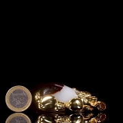 Colgante de jade blanco con montura de metal dorado, dinastía Qing