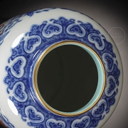 Glazed porcelain vase ‘Dragon’, with Qianlong seal