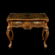 Mesa baja de madera estilo Luis XV, s.XX