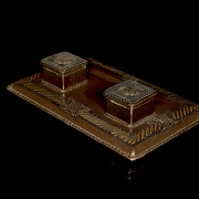 Escribanía de cuero repujado, pps. s.XX