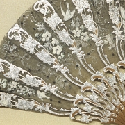 Abanico con varillaje de madera y abaniquera, s.XX