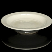 Plato de cerámica con vidriado blanco, dinastía Qing