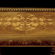 Consola de madera de nogal y marquetería, s.XIX