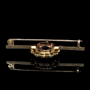 Broche de oro amarillo de 15 kt con amatista y perlas