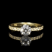 Anillo solitario de oro amarillo con diamantes, 0,91ct certificado GCI