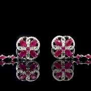 Conjunto de anillo, colgante y pendientes en oro blanco de 18k con rubíes y diamantes