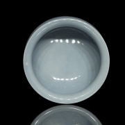 Recipiente de porcelana con vidriado azul, con marca en la base
