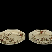 两件釉面陶瓷盘，题为《枝头绽放》，20世纪