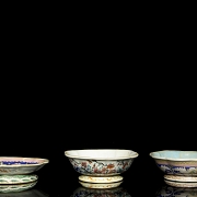 Three enamelled porcelain bowls ‘Rose Family’, Qing dynasty - 1