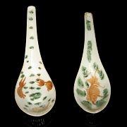 Conjunto de cinco cucharas de porcelana esmaltada, s.XIX - XX - 3