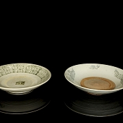 Dos grandes platos de cerámica esmaltada