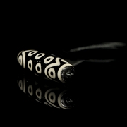 Gran cuenta Dzi de ágata 