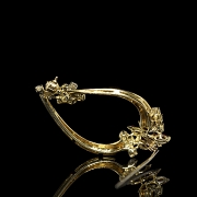 Broche de oro amarillo de 18 kt con rubíes y diamantes