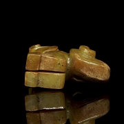 Figura zoomorfa de jade amarillo, dinastía Shang