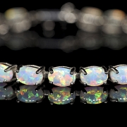 Pulsera de oro blanco con ópalos