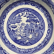 Porcelain dish with blue and white decorations, 20th century - 1