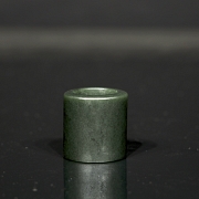 Anillo de arquero de jade verde espinaca, cultura Qijia