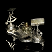 Completo juego de escribanía en metal plateado, pps. s.XX