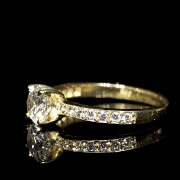 Anillo solitario de oro amarillo con diamantes, 0,91ct certificado GCI