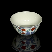 Polychrome porcelain bowl ‘Roosters and peonies’, with Chenghua seal