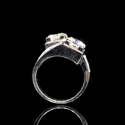 Sortija de oro blanco de 18 kt con dobles brillantes