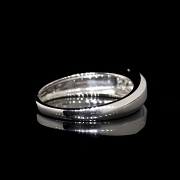 Solitario de oro blanco de 18K con diamante