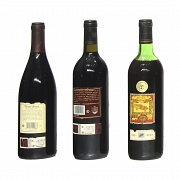 Tres botellas de vino tinto de la Rioja