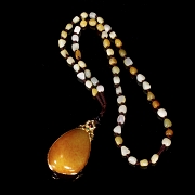 Collar de jade tallado de Hetian con montura de metal dorado, s.XX