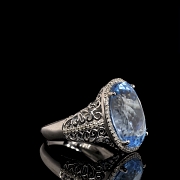 Anillo con topacio y diamantes en oro blanco de 18 kt - 1