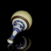 Botella de porcelana azul y blanco con esmalte café-au-lait, dinastía Qing