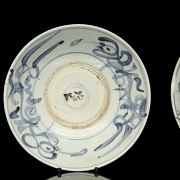 Tres platos de cerámica esmaltada, dinastía Ming